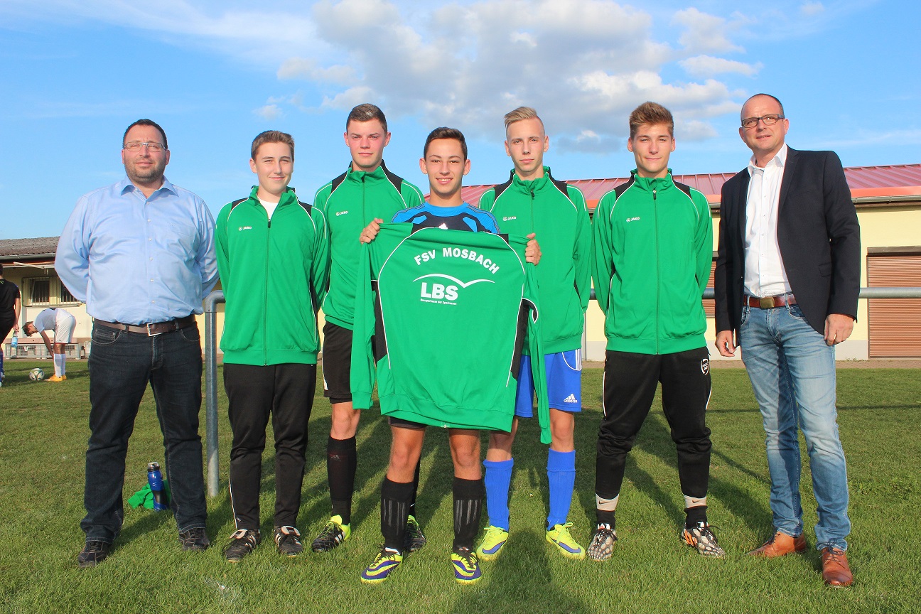 Die A Junioren des FSV Mosbach freuen sich mit Sponsor Jörg Möller (rechts) LBS Hessen-Thüringen über die neuen Trainingsanzüge.