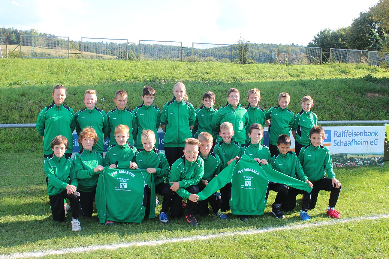 D und E Junioren mit den neuen Trainingsanzügen