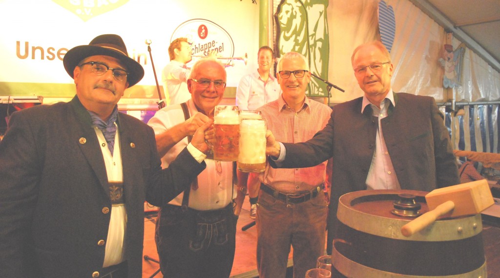 „O´zapft is!“ rief der Landrat aus. Die vier Honoratioren (zwei aus Bayern und zwei aus Hessen) prosten direkt nach dem Bieranstich: (von links) Landrat Klaus Peter Schellhaas, die Bürgermeister Reinhold Hehmann (Schaafheim), Herbert Jakob (Großostheim) und Brauereichef Friedbert Eder.