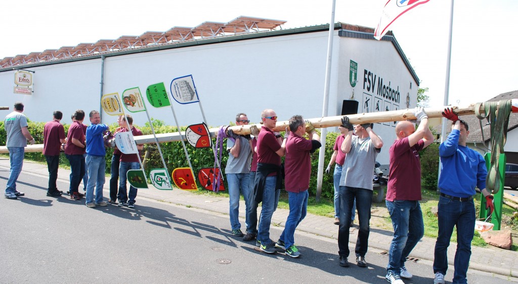 Aber jetzt alle Mann an den Stamm, es wird ernst, die Veranstaltung beginnt!