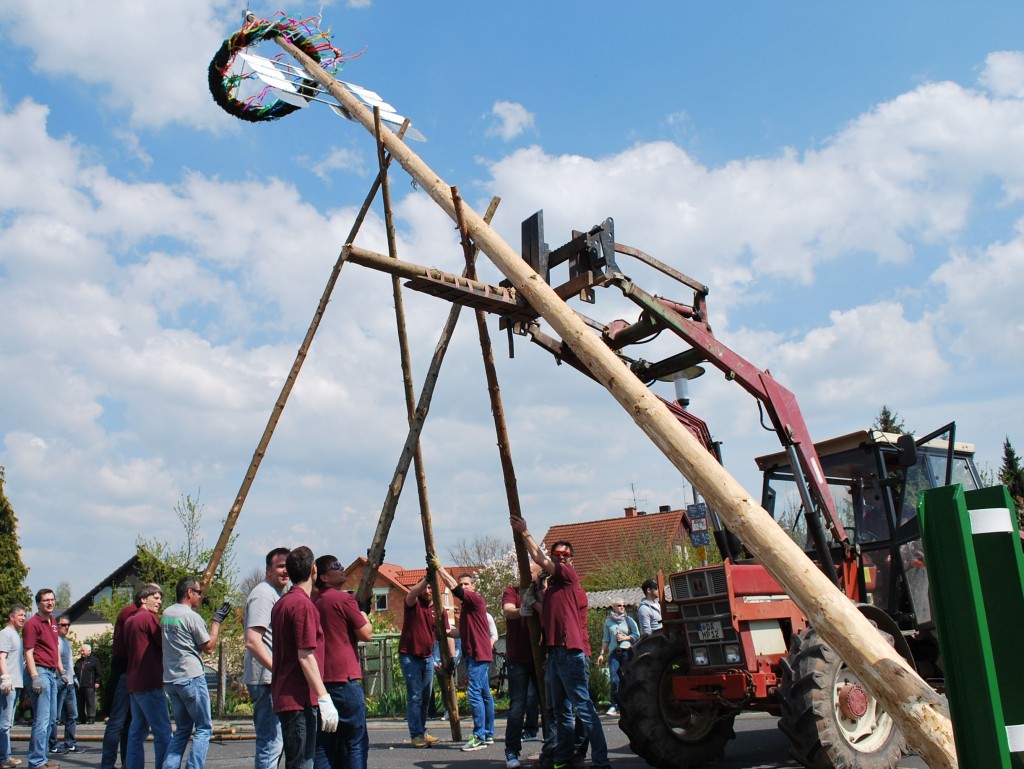 Gleich ist es geschafft. Es ist ein verdammt großes Gewicht, das in die Höhe gedrückt wer-den muss.