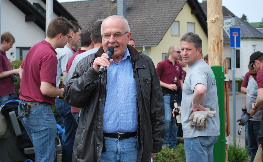 Festredner Bürgermeister Reinhold Hehmann freut sich auch und ist stolz, dass die Maitra-dition in Mosbach auch von jungen Leuten weiter gepflegt wird