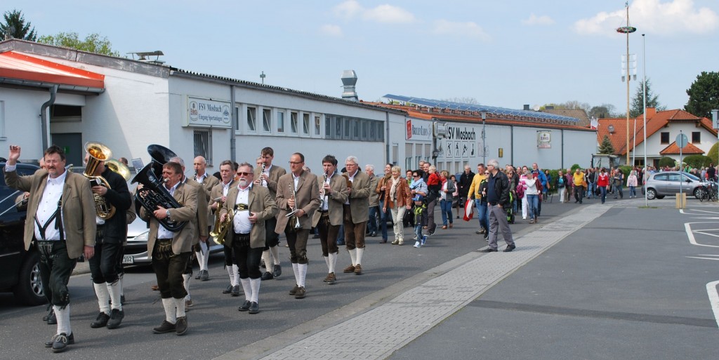 Festzug, angeführt von den Mosbacher Musikanten, vom Maibaum zum Festgelände am Sportplatz des FSV Mosbach.
