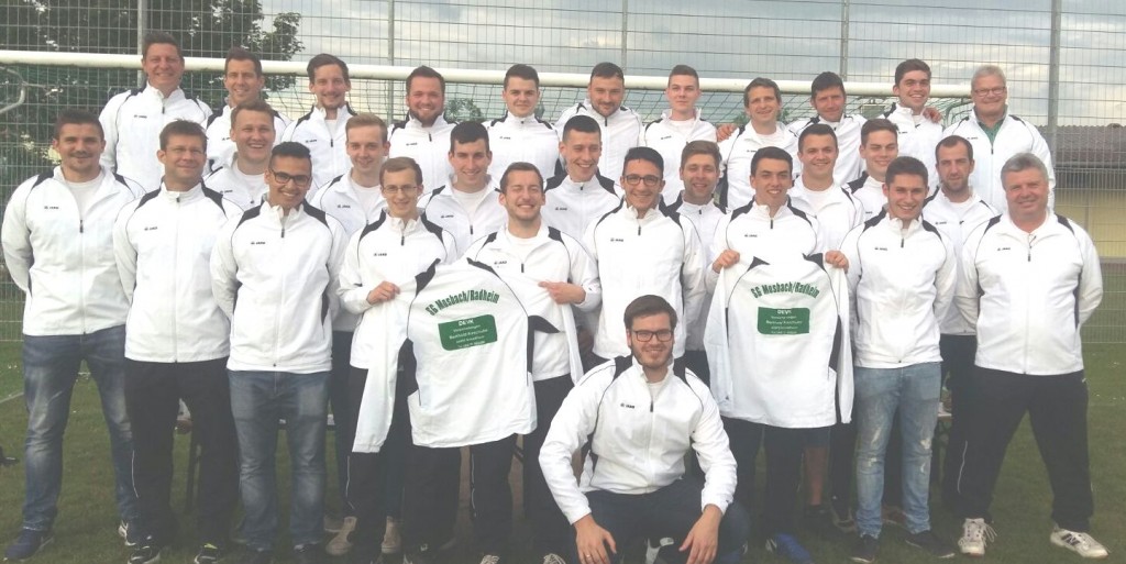 Das ist das Team der SG Mosbach-Radheim kurz vor der Abschlussfeier. (vorne Mitte) Kai Muhl (Trainer 1a-Mannschaft), (vorne rechts) Günther Boll (Trainer 1b-Mannschaft), (hinten rechts) Berthold Kaschube (Sponsor der neuen Sportanzüge)