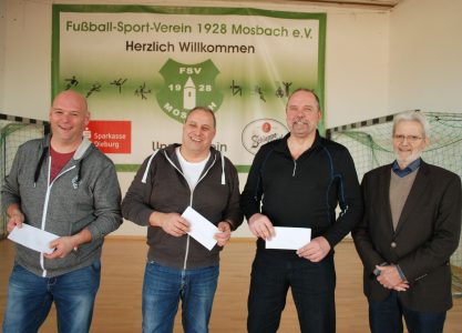 „Gut lachen“ haben die drei Vertreter (von links) vom TSV Ringheim, TSV Pflaumheim und FSV Schlierbach. Sie erhielten von Theo Daniel (rechts) die „Meistbeteiligungspreise“ im Kuvert überreicht.