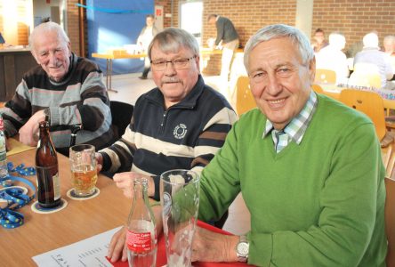 Peter Geis, der 1. Vorsitzende des gastgebenden FSV-Mosbach, in netten Gesprächen inmitten zweier sportlicher, jung gebliebenen über 80-jährigen „Urgesteinen“. (von links) Heinz Kalbfleisch aus Mosbach, Peter Geis, Ludwig Ritter aus Mömlingen