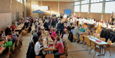 Die Mehrzweckhalle Mosbach war das gut besuchte Ziel der diesjährigen Sternwanderung der Fußballvereine im Bachgau