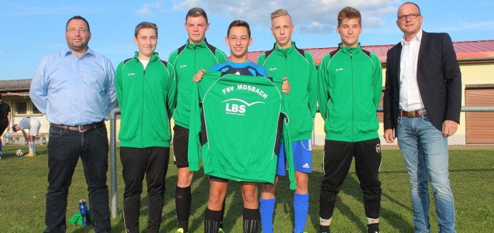 Die A Junioren des FSV Mosbach freuen sich mit Sponsor Jörg Möller (rechts) LBS Hessen-Thüringen über die neuen Trainingsanzüge.